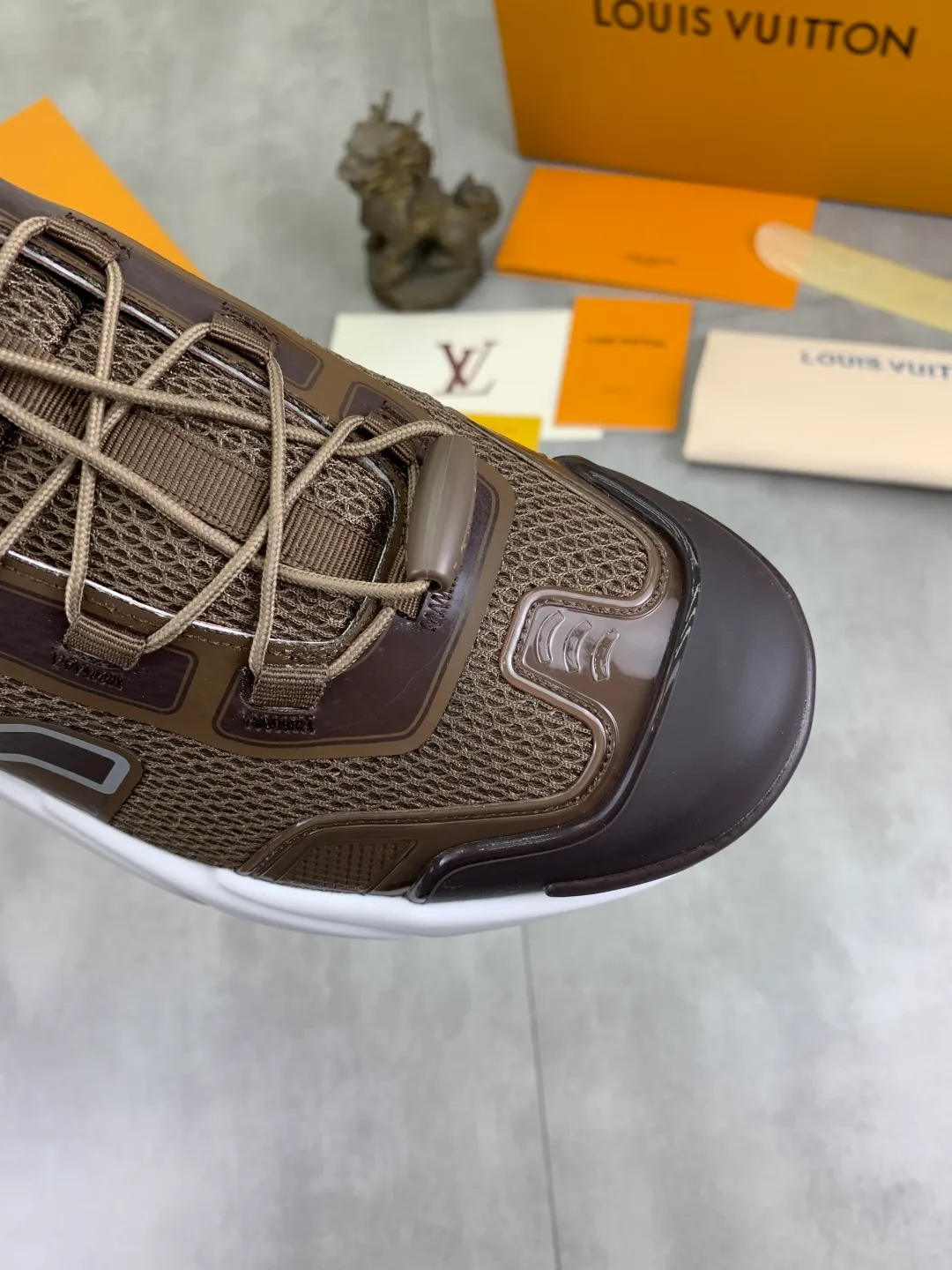 Men's Men's Shoes💰P740 New High Version LV Louis Vuitton L Jialu Brand Runner Tatic Series Thick Sole Casual Sports Shoes Running Shoes Original Purchase Development Production This LV Runner Tatic sports shoe combines technical materials such as mesh fabric and ribbons to interpret the inspiration of traditional mountaineering shoes. LV letters are written on one side, the lariat buckle of the quick lacing system is embellished with Monogram flowers and Louis Vuitton logos, and the light and wear-resistant rubber outsole completes the whole package. The delivery counter is beautifully packaged🛍📦 ▪️Fabrics: Original imported custom technical fabric + mesh ▪️Inner lining: Original customized breathable mesh ▪️Sole: Original open-molded anti-slip rubber combination material ▪️Sole thickness: 4CM ▪️Size: Men's 39-44 (38 45 (customized)